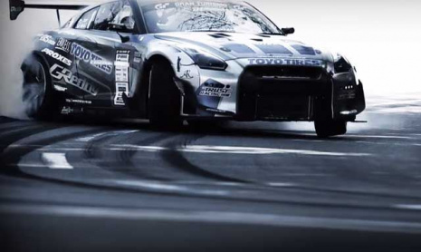 Nissan R35 GT-R дрифтит по горам Японии